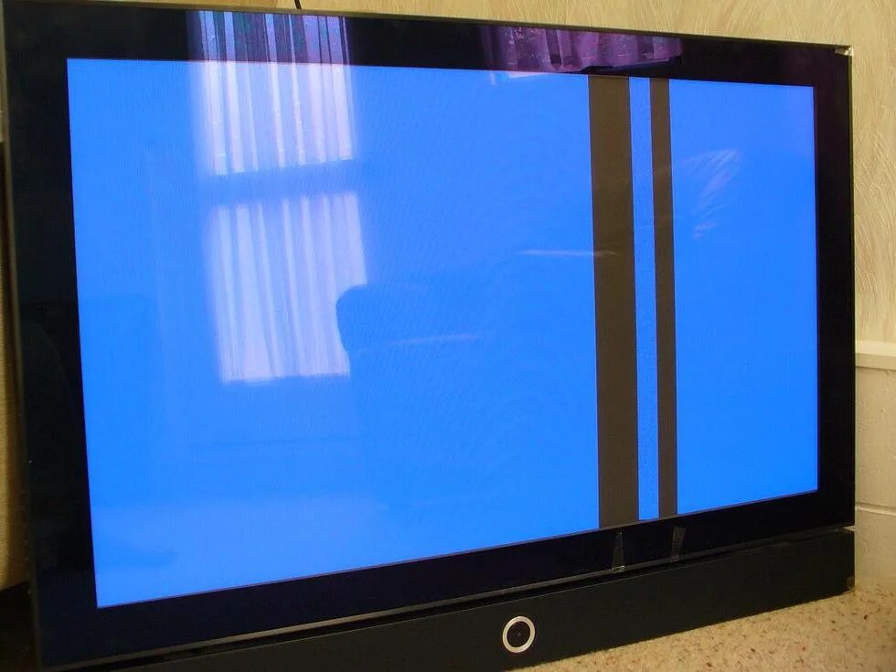 Почему на экране появляются полоски. ЖК самсунг вертикальная полоса. Телевизор самсунг ps50b430p2w вертикальные полосы. Samsung 2243nwx вертикальная полоса. Полосы на экране телевизора Samsung.