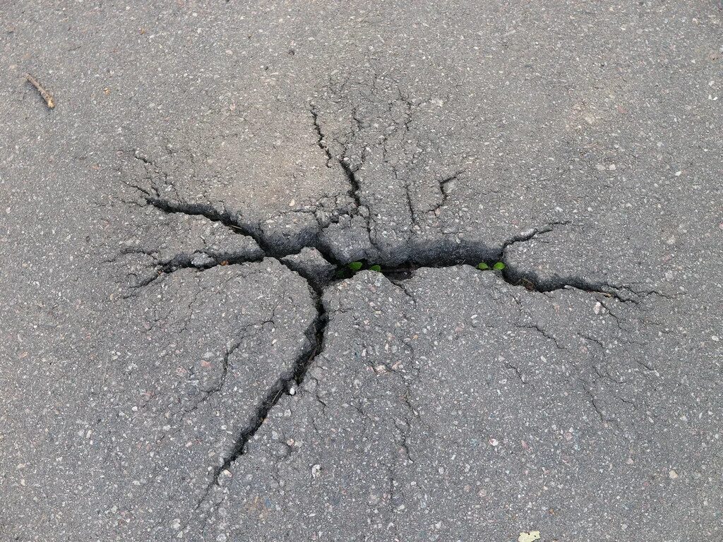 Небольшая трещина. Трещины на асфальте. Трещина в земле. Трещины на дороге. Сломанный асфальт.