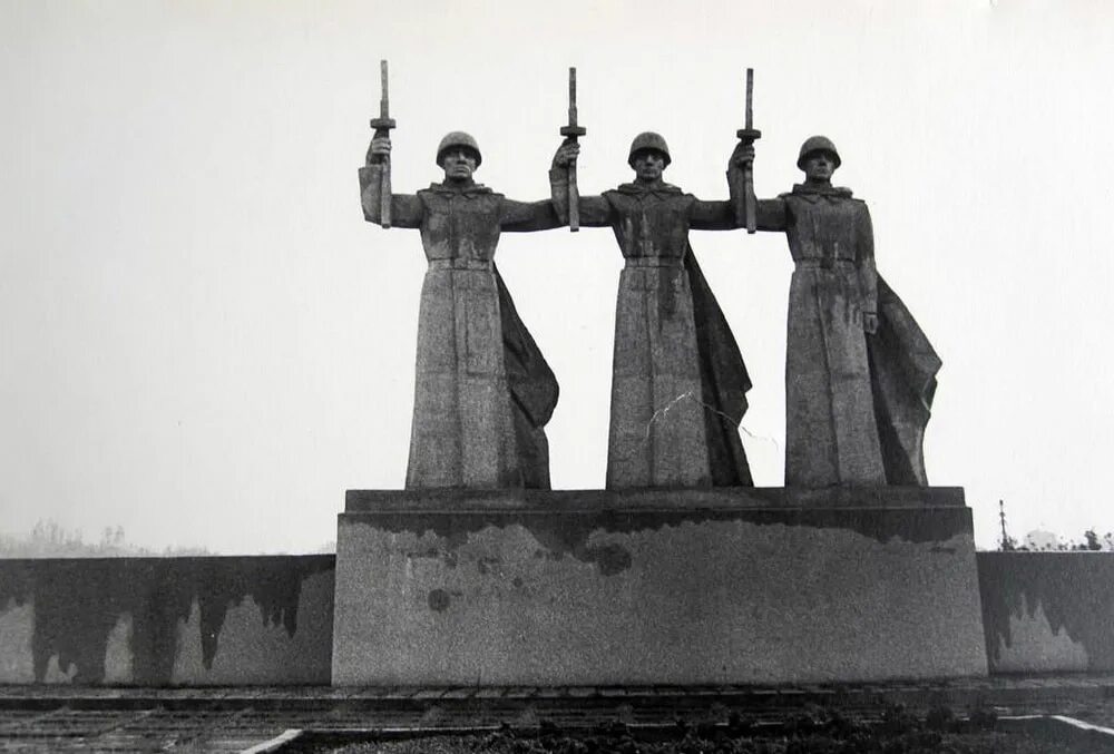 Мемориал чижовский плацдарм в воронеже. Памятник на чижовском плацдарме в воронеже. Воронеж город воинской славы чижовский плацдарм. Статуя воронеж чижовский плацдарм. Воронеж город воинской славы чижовский плацдарм.