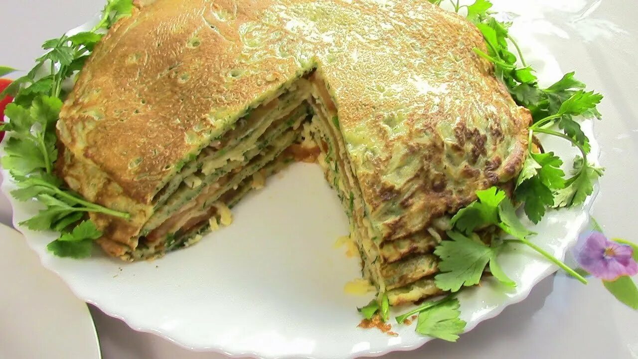 Печеночный торт блинчиками. Пирог печеночный блинчатый. закусочный блинчатый торт. закусочный торт из омлетных блинчиков. блинный печеночный торт.