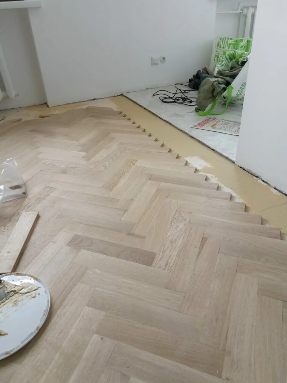 Паркет французская елка ellego parket дуб селект. Укладка елочкой запас. Укладка ламината елочкой одним контуром. Раскладка паркета елочкой. Укладка паркета французская елка.