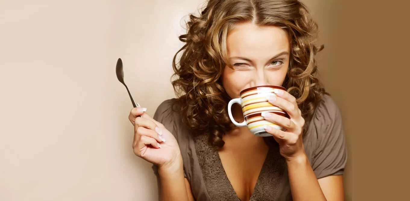 Кофе. Женщина с чашкой кофе. Женщина с чашкой чая. Девушка пьет кофе.