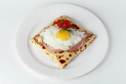 Блины с жареным яйцом