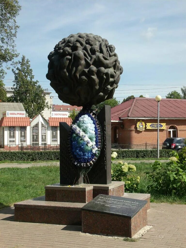 опалённый цветок смоленск. опаленный цветок. опаленный цветок. опаленный цветок. смоленск памятник узникам.
