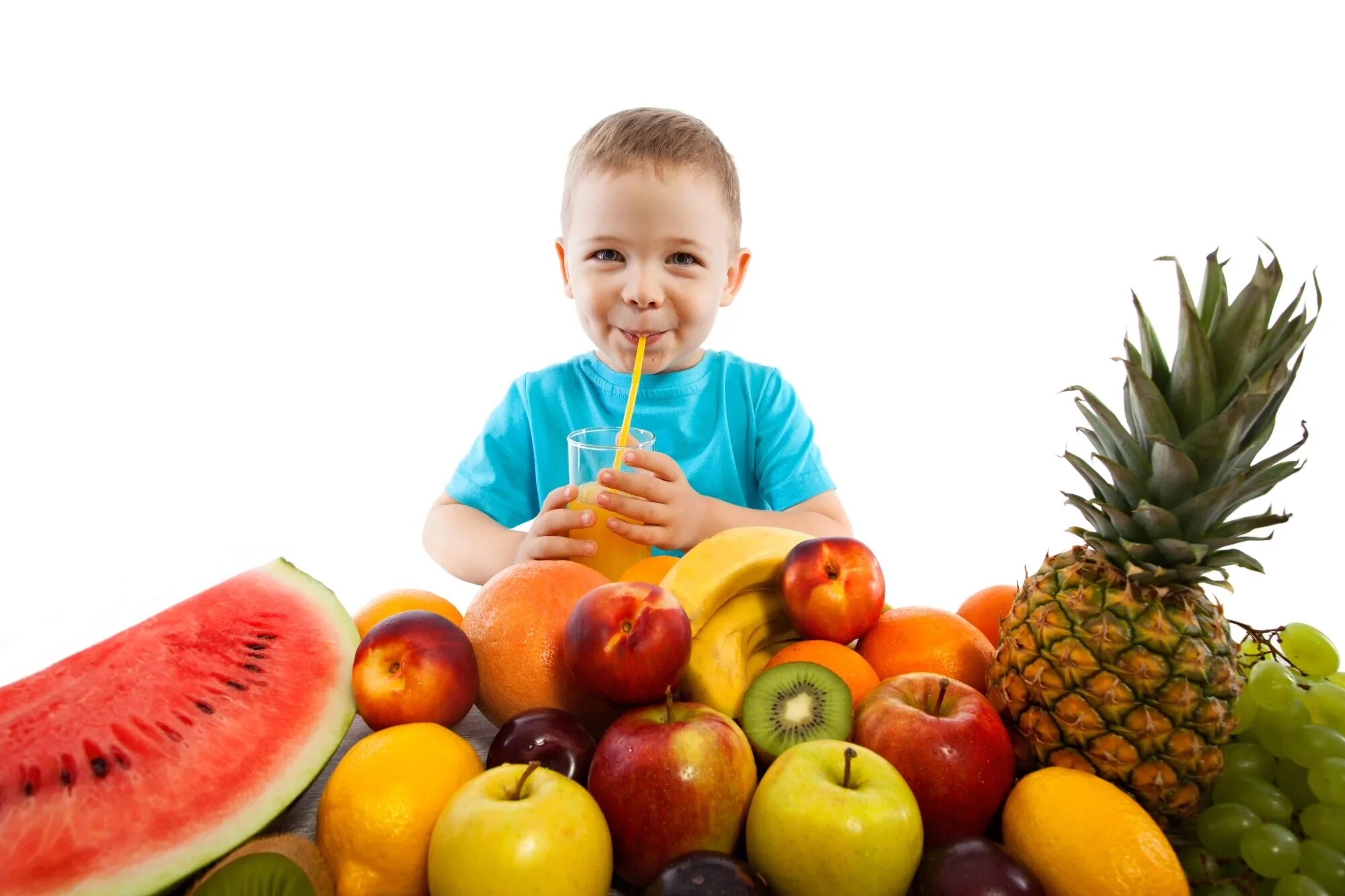 Здоровое питание детей 7 лет. Правильное питание для детей. Мальчик с фруктами. Ребенок ест овощи и фрукты. Ест фрукты.
