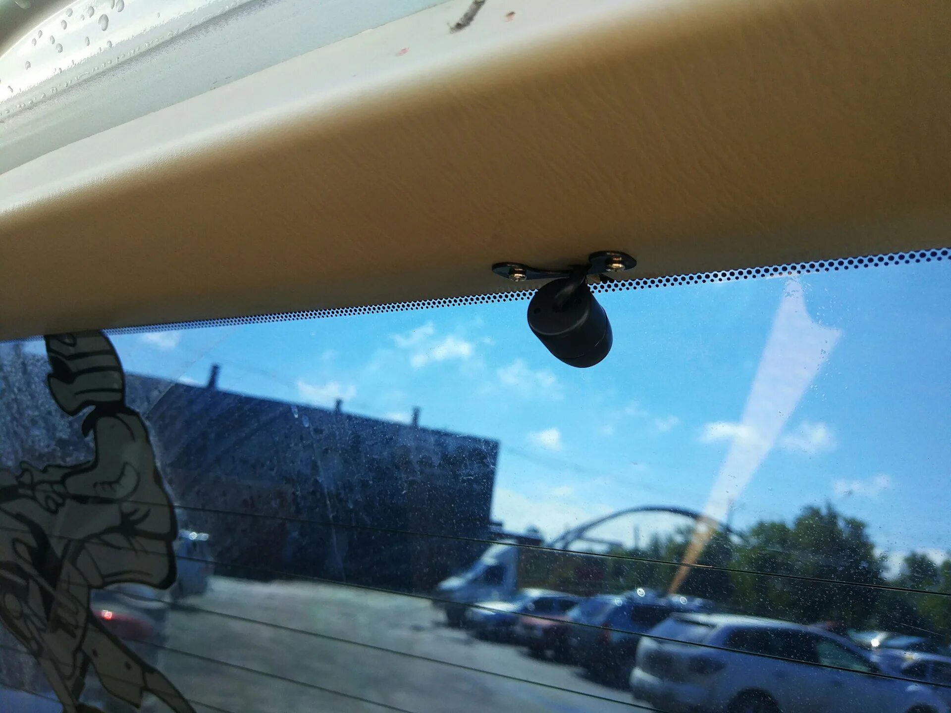 Установить камеры на автомобиль. GTI-sd222vir камера видеорегистратор. Регистратор с камерой на заднее стекло. Крепление регистратора на заднее стекло.