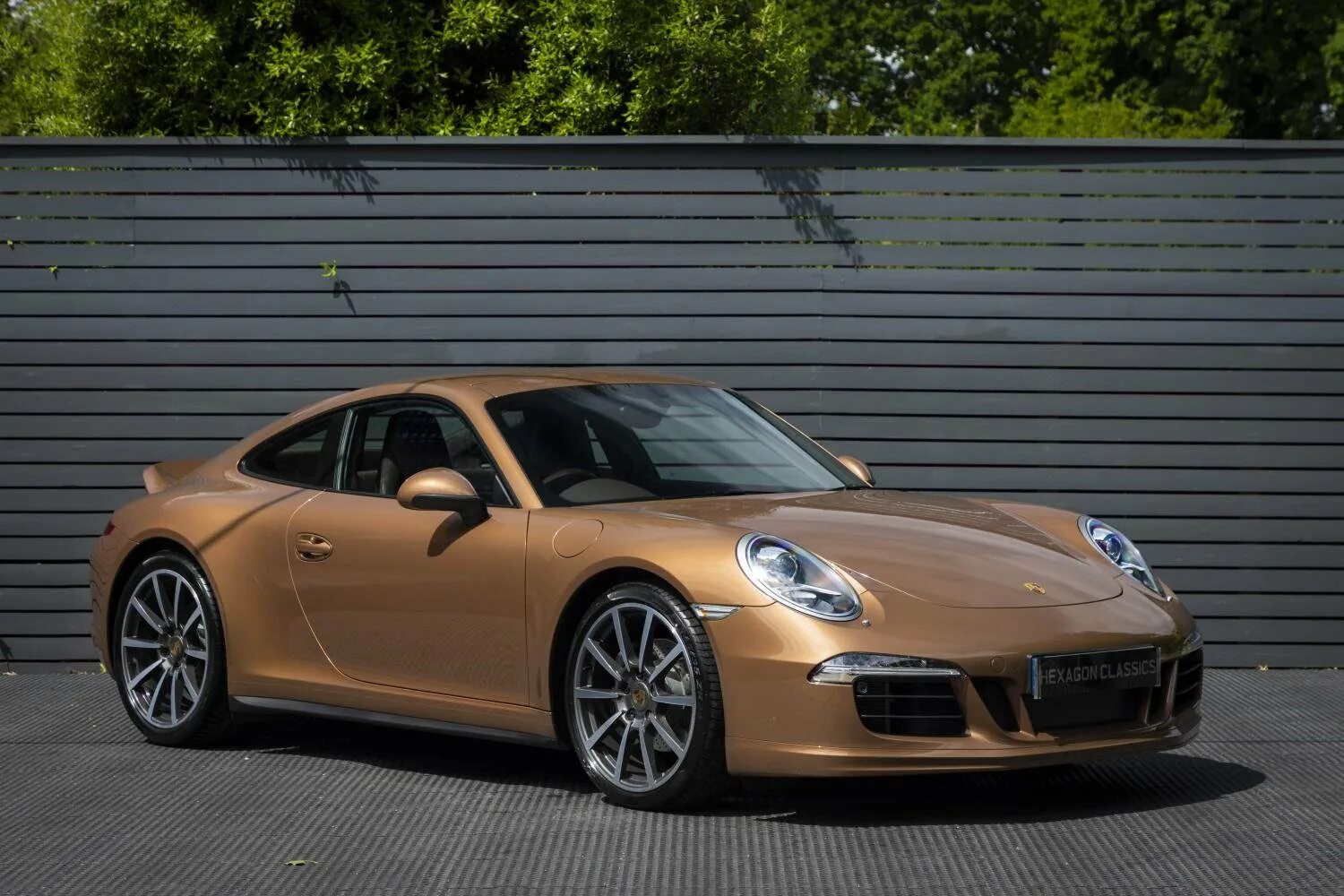 Brown car. Порше 991. Порше 911 бронзовый. Porsche 911 2021 Brown. Порше 911 коричневый.