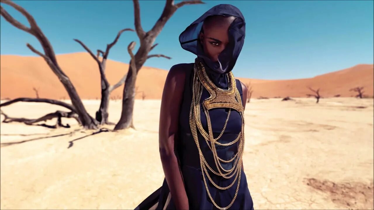 Ethnic deep house mix 2024. Девушка в пустыне. Девушка модель в пустыне. Арабская девушка в пустыне. Девушка с кувшином в пустыне.