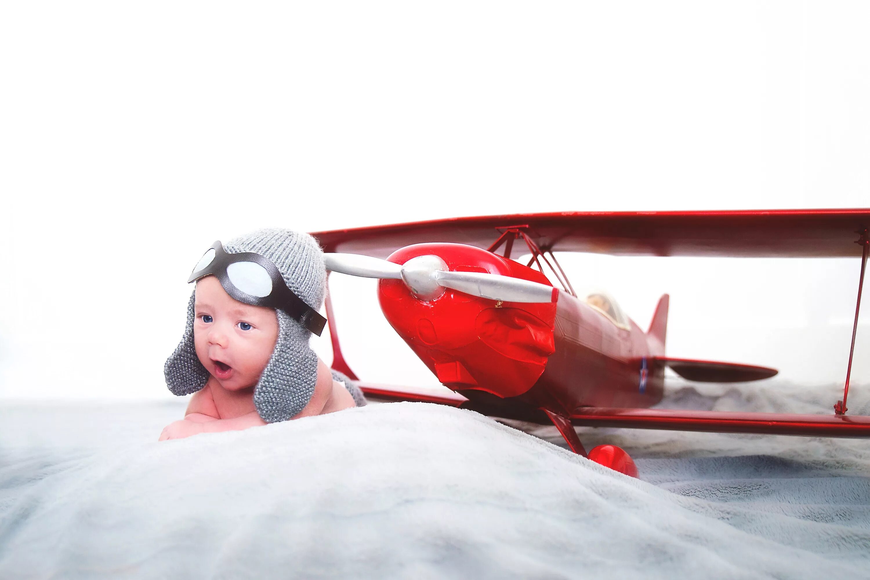 Самолет с маленьким ребенком. Летчик для детей. Самолет для детей. Малыш летчик. Для мальчиков самолёты.