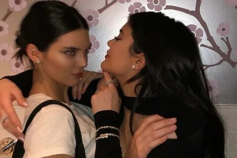 Kylie and kendall kiss.
