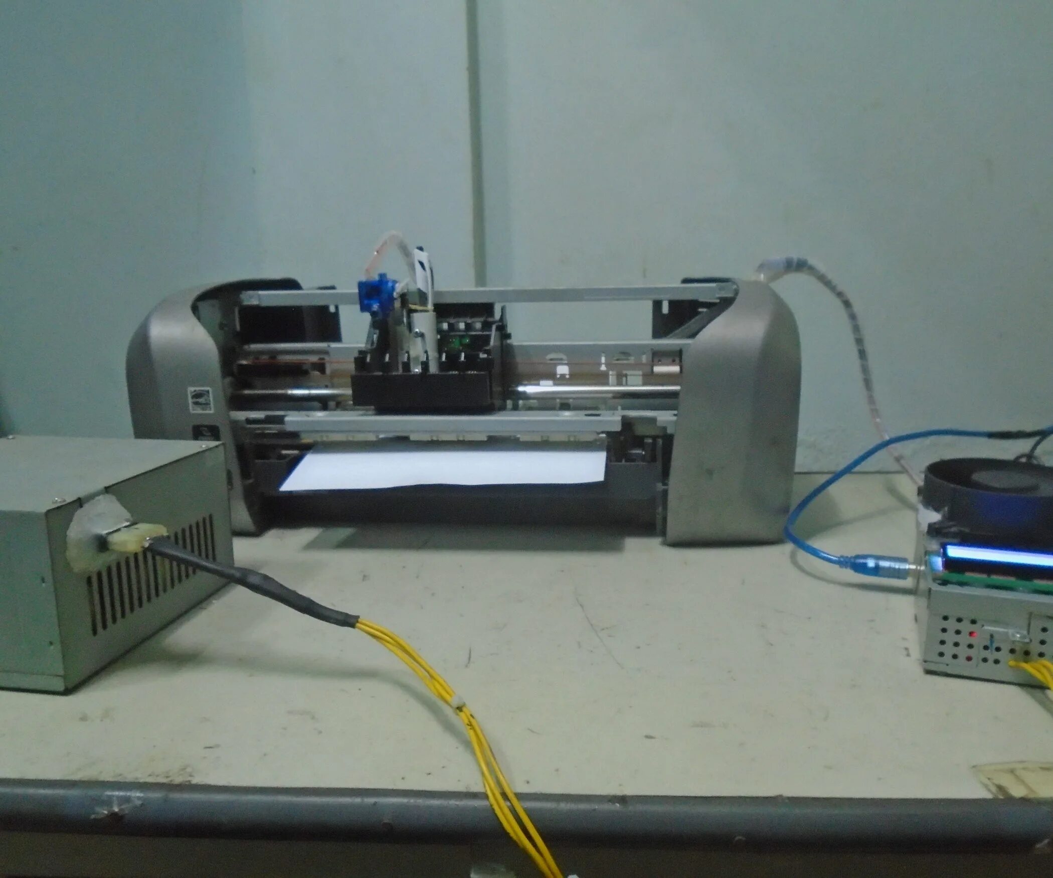 Как сделать принтер видео. Планшетный принтер из epson. Планшетный принтер из canon. Печать карточек картонных на принтере. Чпу из принтера.