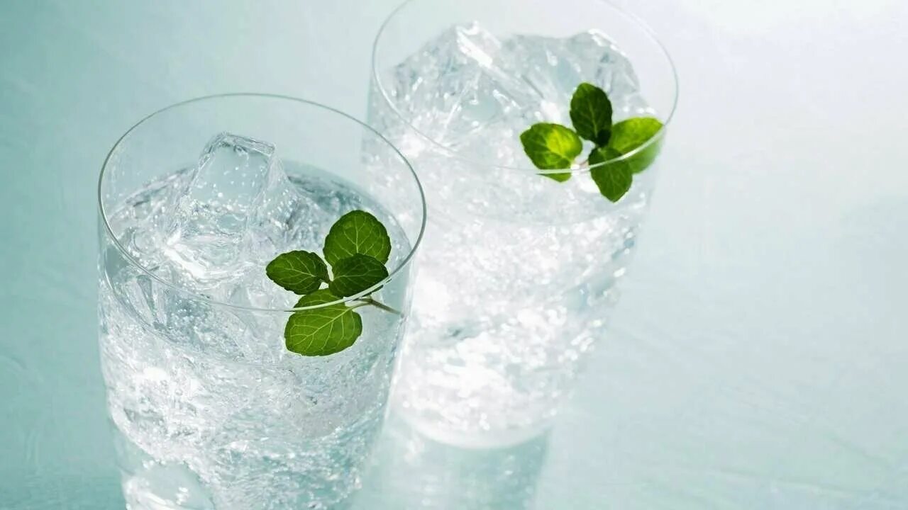 Вода стакан салфетка. Лед в стакане. Вода со льдом. Стакан воды со льдом. Бокал со льдом.