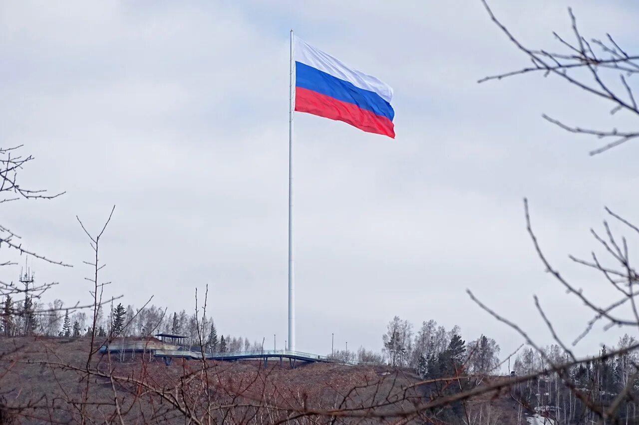 Флаг на николаевской сопке. Флаг на николаевской сопке красноярск. Флагшток в красноярске на николаевской сопке. Флагшток красноярск на сопке. Флагшток в красноярске на николаевской сопке.
