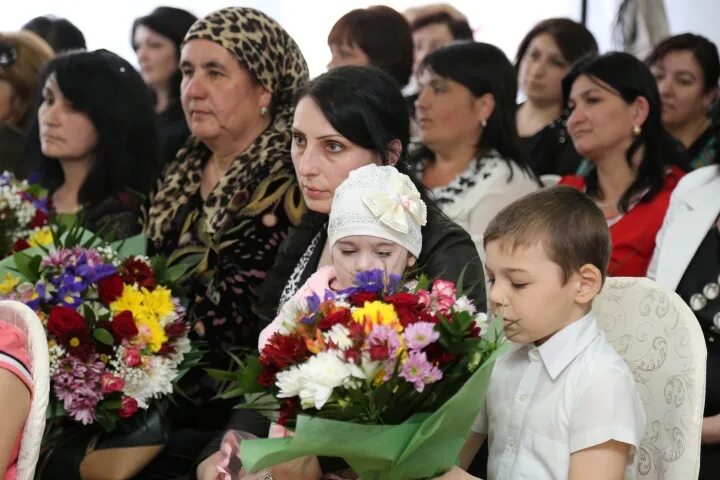 Семья черкесск. КЧР женщины. Многодетная семья Карачаево-Черкесия. Мамочки КЧР. Семья Хамизовых Черкесия.