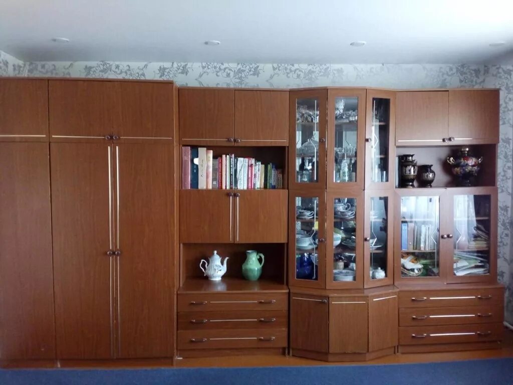 Бэушные диваны. Бэушная мебель. Бэушная мягкая мебель недорогая в хорошем состоянии. Стенка горка старая. Авито б у товары.