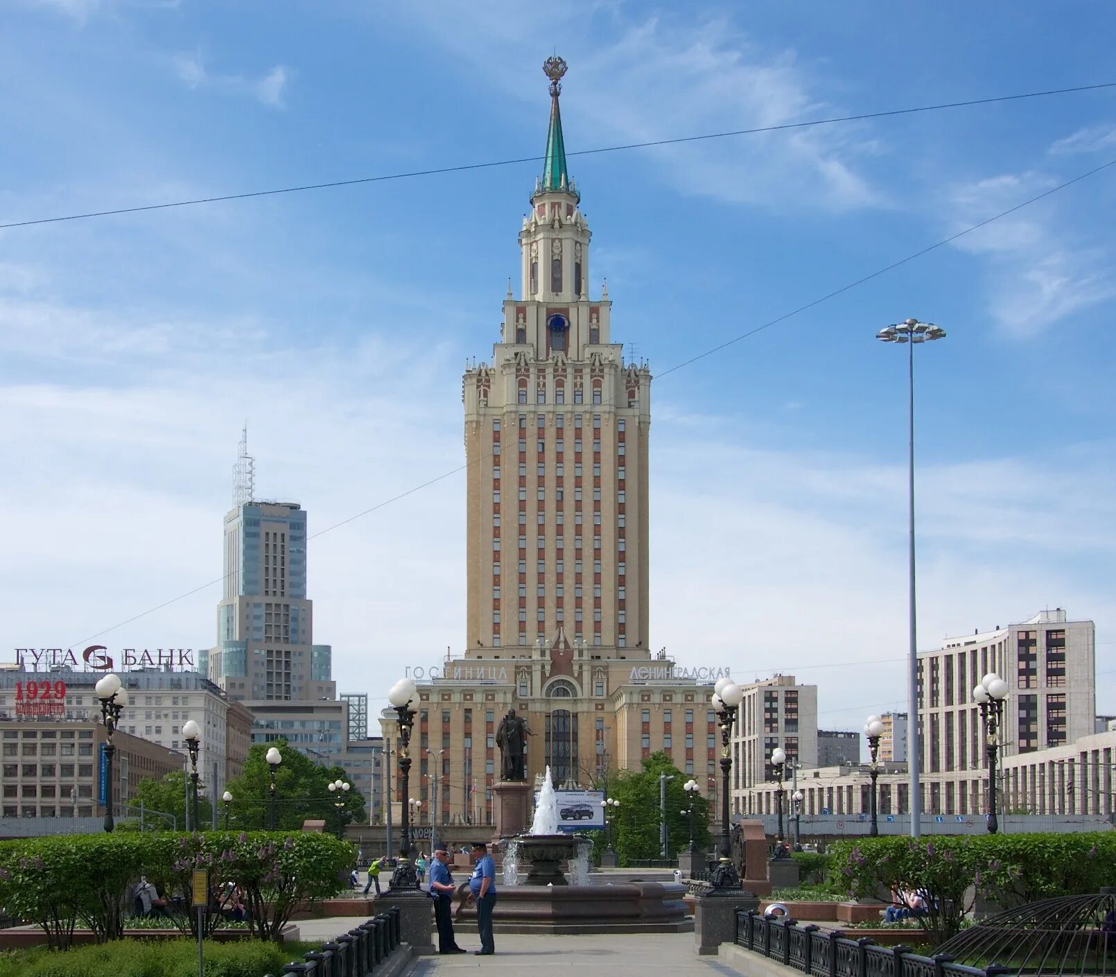 Гостиница ленинградская сталинская высотка. Сталинские гостиницы москвы. Высотка гостиница ленинградская. Сталинские высотки в москве гостиница ленинградская. Хилтон ленинградская здание.