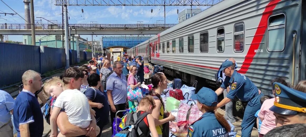 Переехал в ростовскую область. Вокзал. Беженцы. Автобус с беженцами Донбасс. Поезд с беженцами из Донбасса.