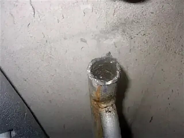 Свищ в канализационной трубе. Лопнула полипропиленовая труба. Устранить свищ. Устранить свищ. Заделка отверстий в металле.