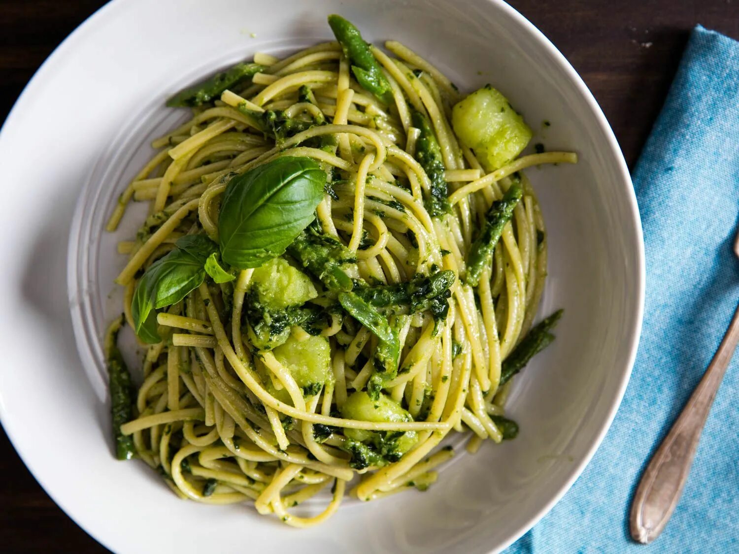 Паста с соусом песто. Спагетти с песто. Паста pesto. Спагетти с соусом песто. Паста песто.