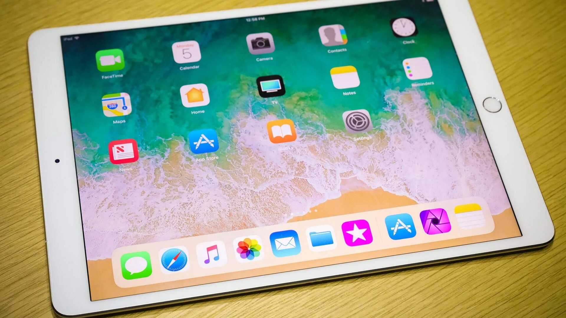 Планшет Apple IPAD 2018 32gb Wi-Fi mr7g2ru/a. Айфон айпад 2018. Apple IPAD 9.7 (2018). Эпл айпад 9