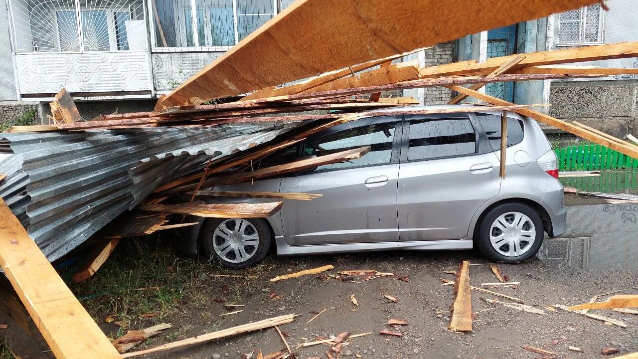 Ураган сорвал крышу. Автомобиль после урагана. Снесло крышу ветром. Ураган в киргизии
