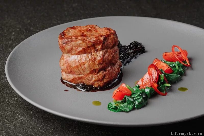 Подают бифштекс. Стейк рибай. Рибай. Стейк антрекот свинины. Филе миньон гордон рамзи.