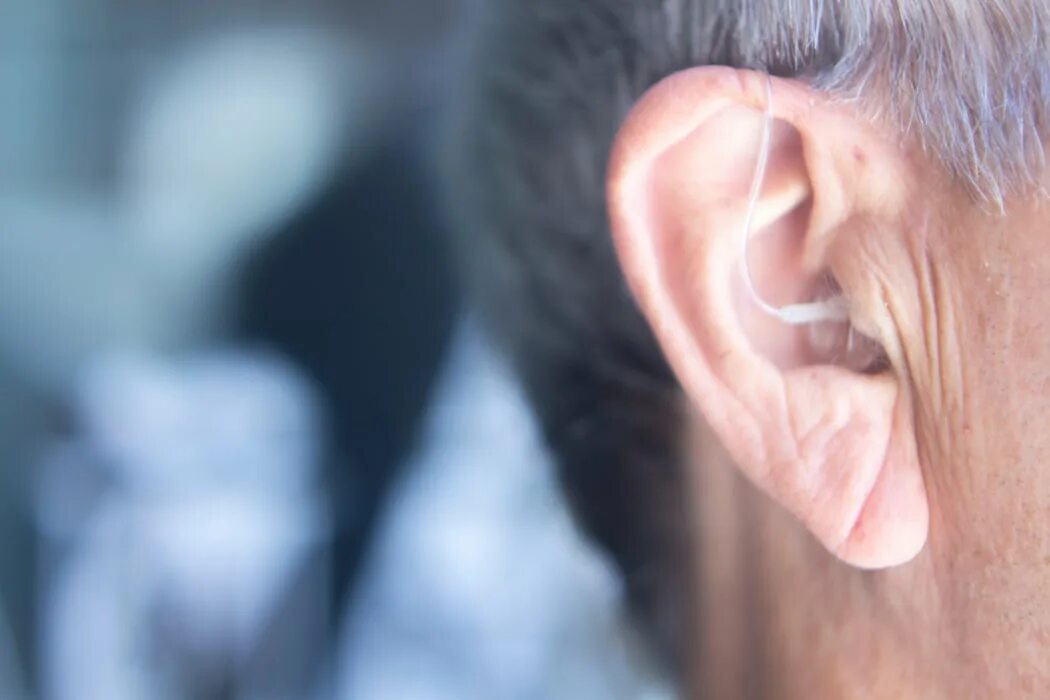 Глухота аномалия. Слуховой аппарат человека. Бабушка со слуховым аппаратом. Слуховые аппараты для пожилых людей. Девушка со слуховым аппаратом.