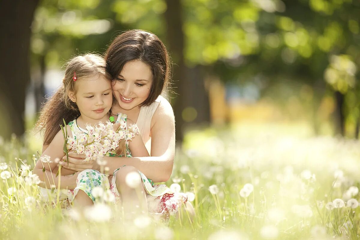 Tiny daughters. Мать с ребенком. Мама и дочка. Мама картинка для детей. Красивая мама.