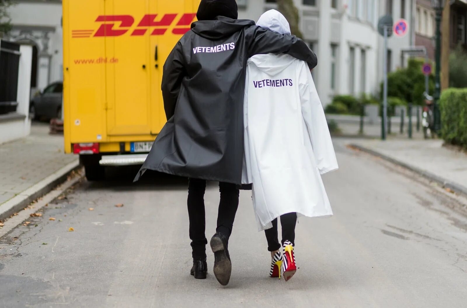 Vetements DHL Raincoat. Дождевик ветмо. Vetements Raincoat. Vetements ss23. Ветмо hello