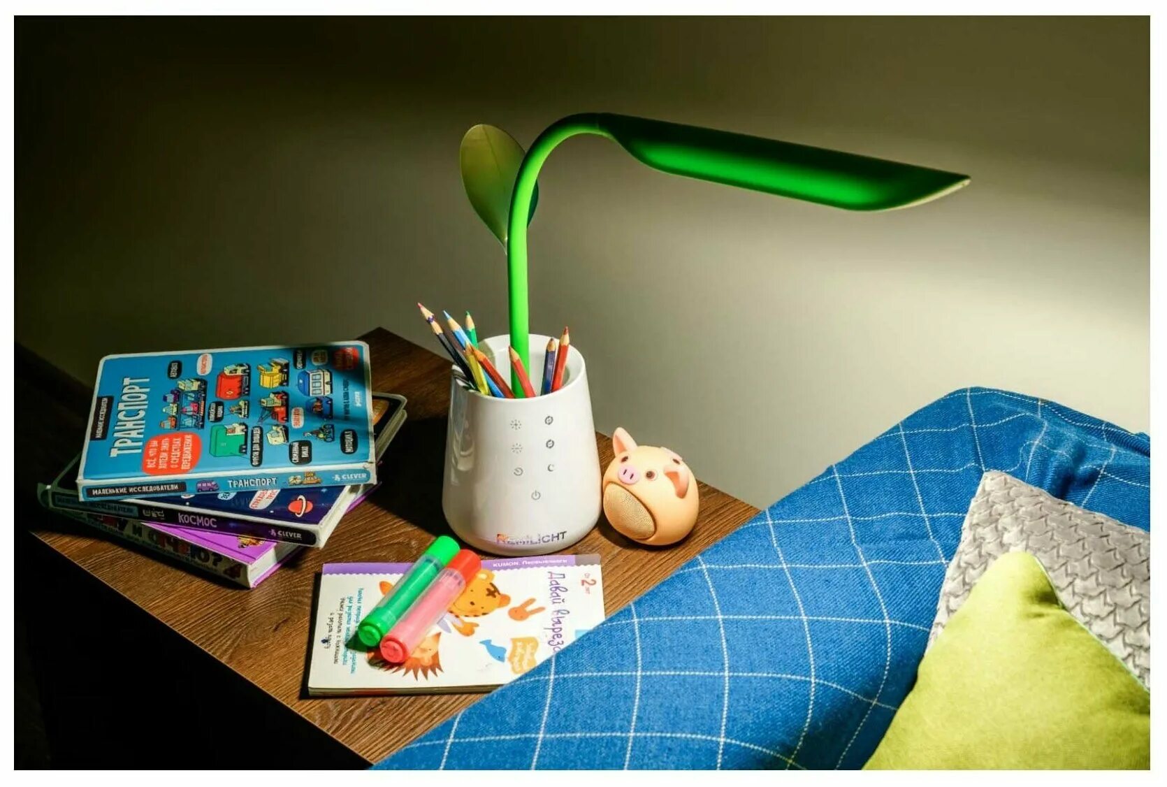 Настольная лампа для школьника. Какую лампу для ребенка. Лампа для детского письменного стола. Лампа на стол для школьника. Детская настольная лампа.