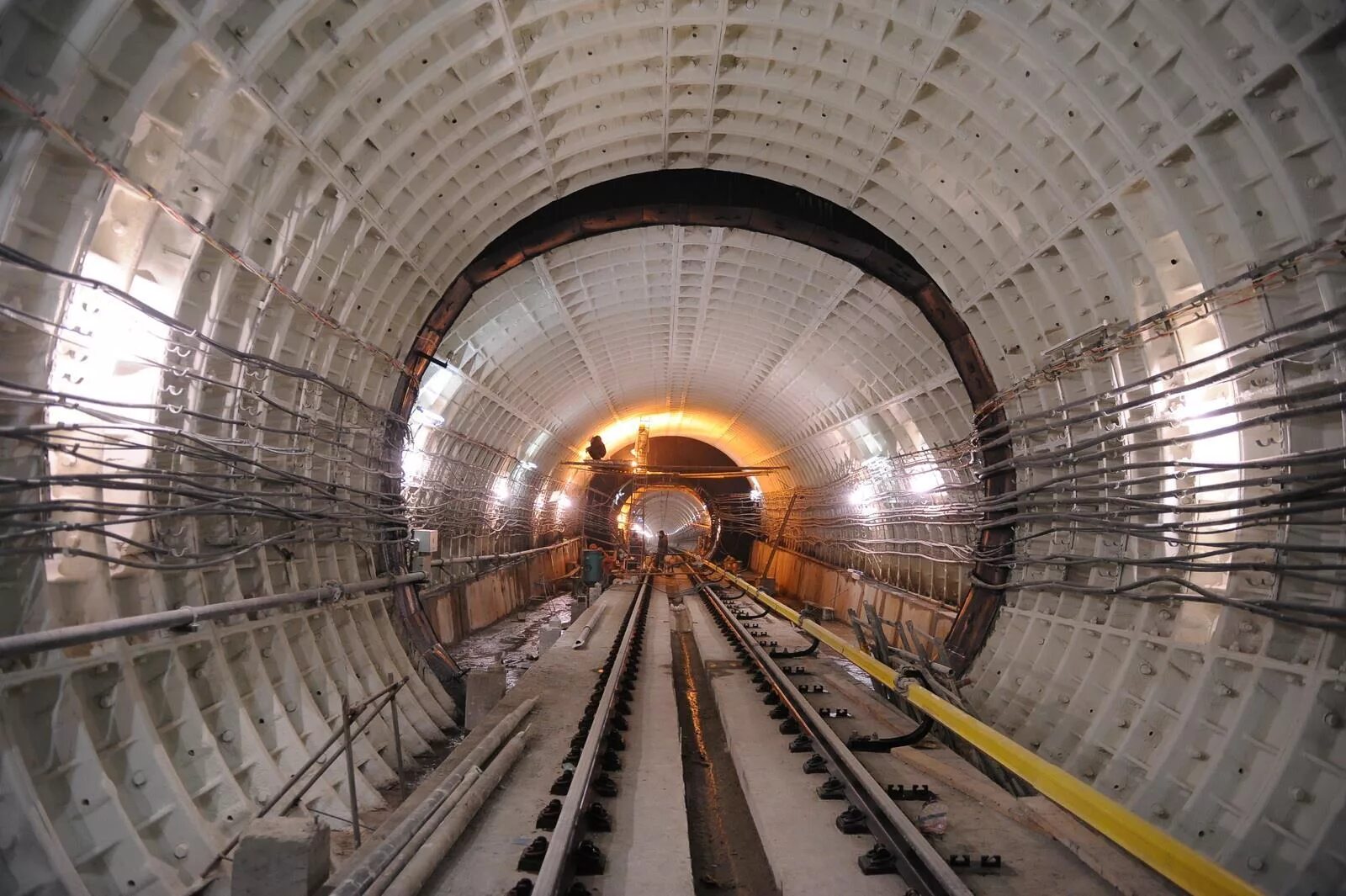 Строительство кольцевой линии. Тоннель метро БКЛ. Перегонные тоннели метрополитена. Двухпутный тоннель метро Москвы. Двухпутный перегонный тоннель.