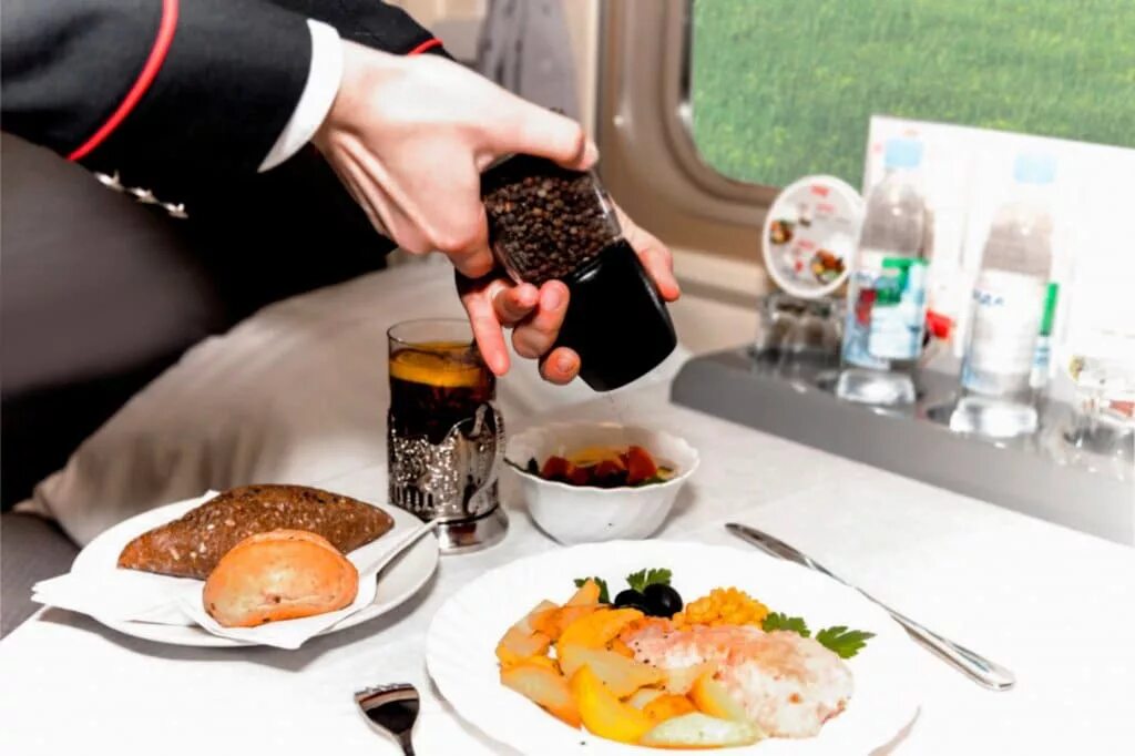 Обед в вагоне ресторане. Вагон ресторан РЖД еда. Еда в вагоне ресторане поезда. Накрытый стол в поезде.