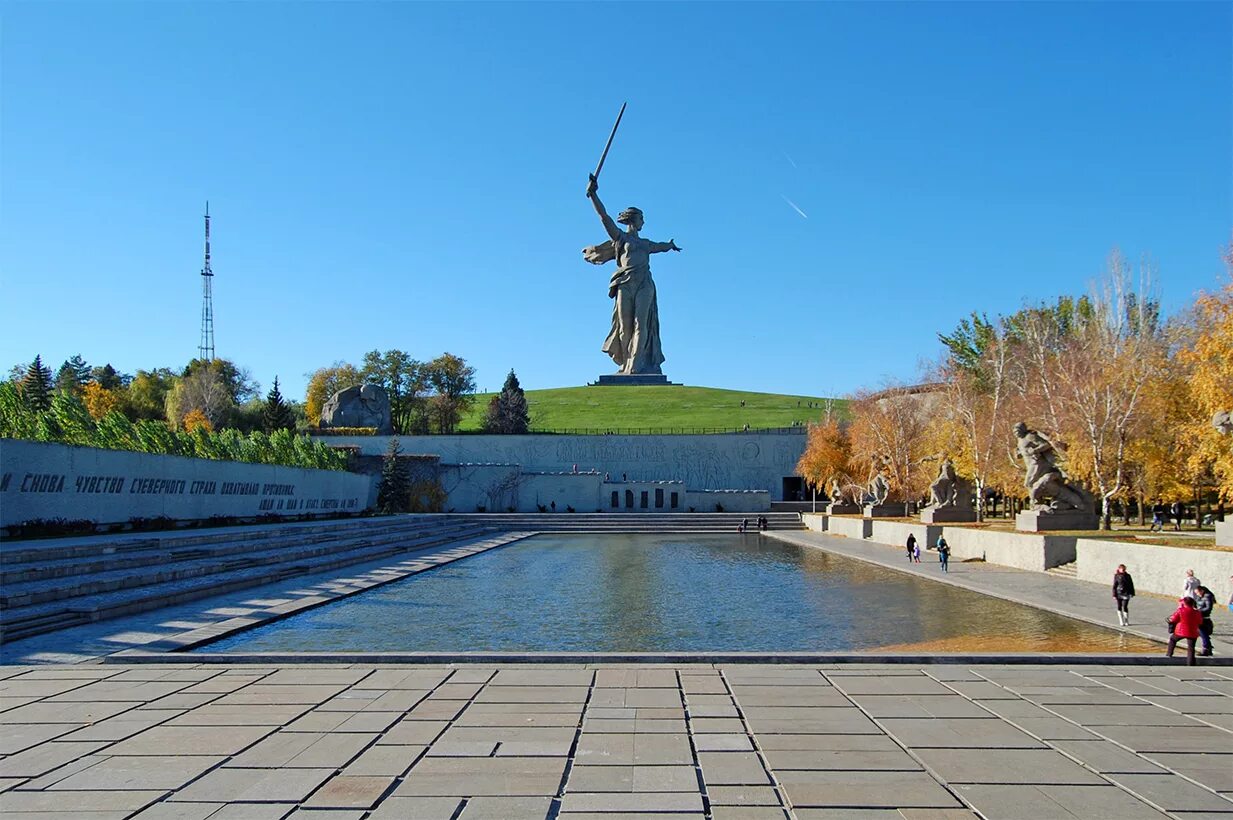 Самый длинный город россии. Площадь героев Волгоград Мамаев Курган. Площадь героев на Мамаевом Кургане. Волгоград набережная Мамаев Курган. Площадь Мамаева Кургана в Волгограде.