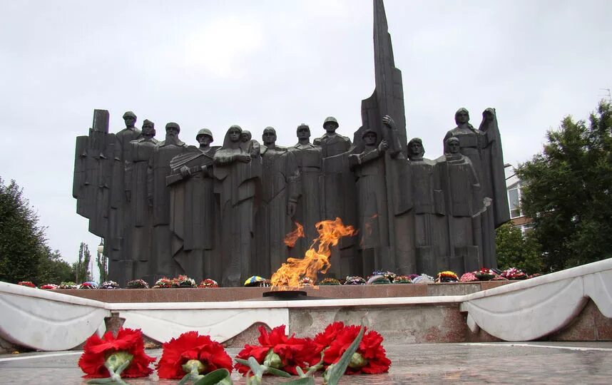Памятник неизвестного солдата в краснодаре. Памятник солдата картинки. Памятник неизвестномутсолдату. Воин-освободитель трептов-парк берлин. Памятник неизвестному солдату.