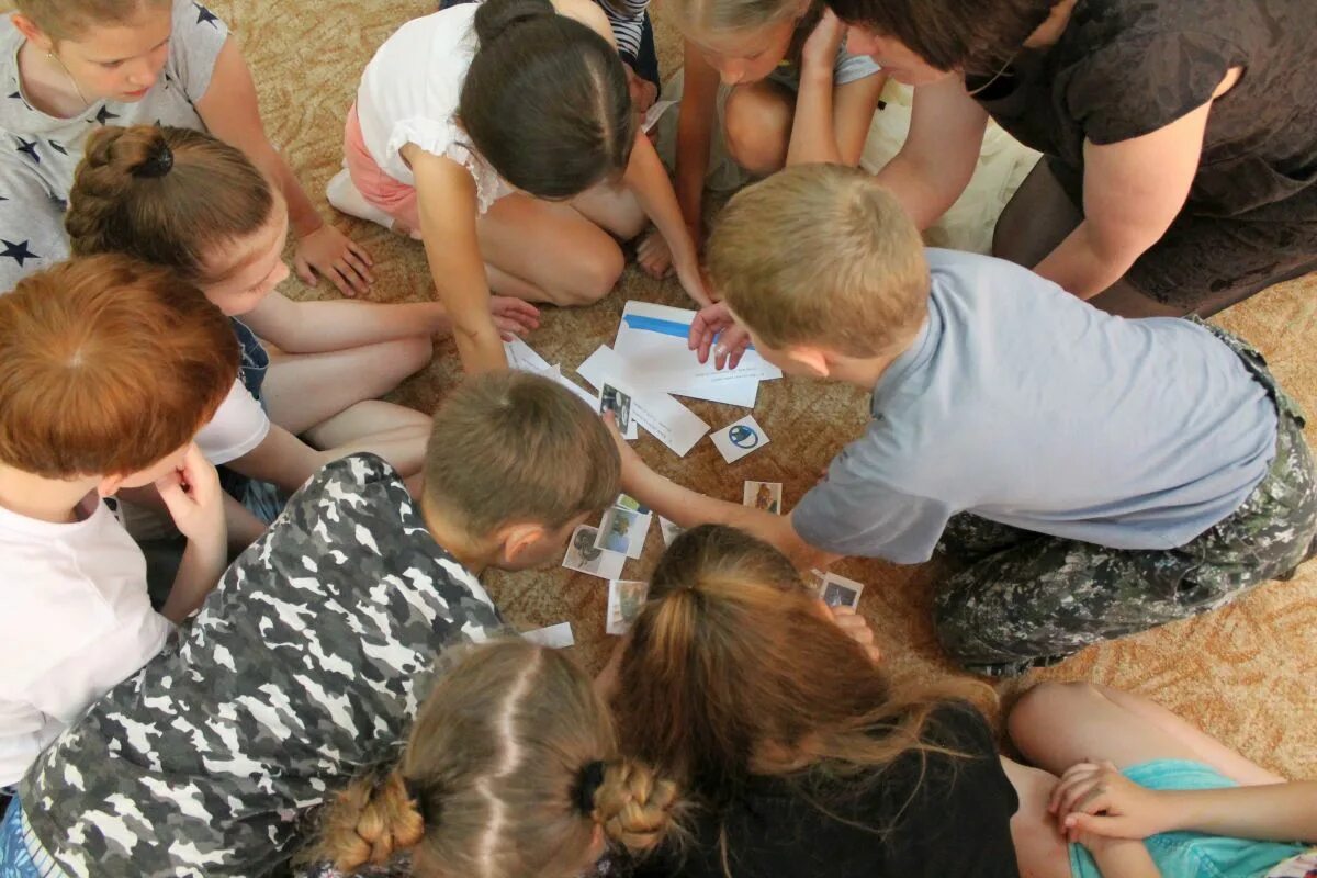 школьный лагерь работа. лагерь при школе. дети в пришкольном лагере. летний оздоровительный лагерь. школьный лагерь работа.