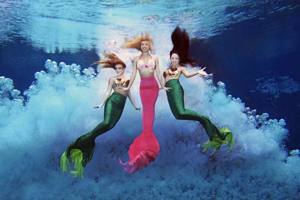 Воздух вода клип. Подводное шоу «приключение русалочек». Weeki Wachee Mermaids. Три русалки. Подружки русалки.