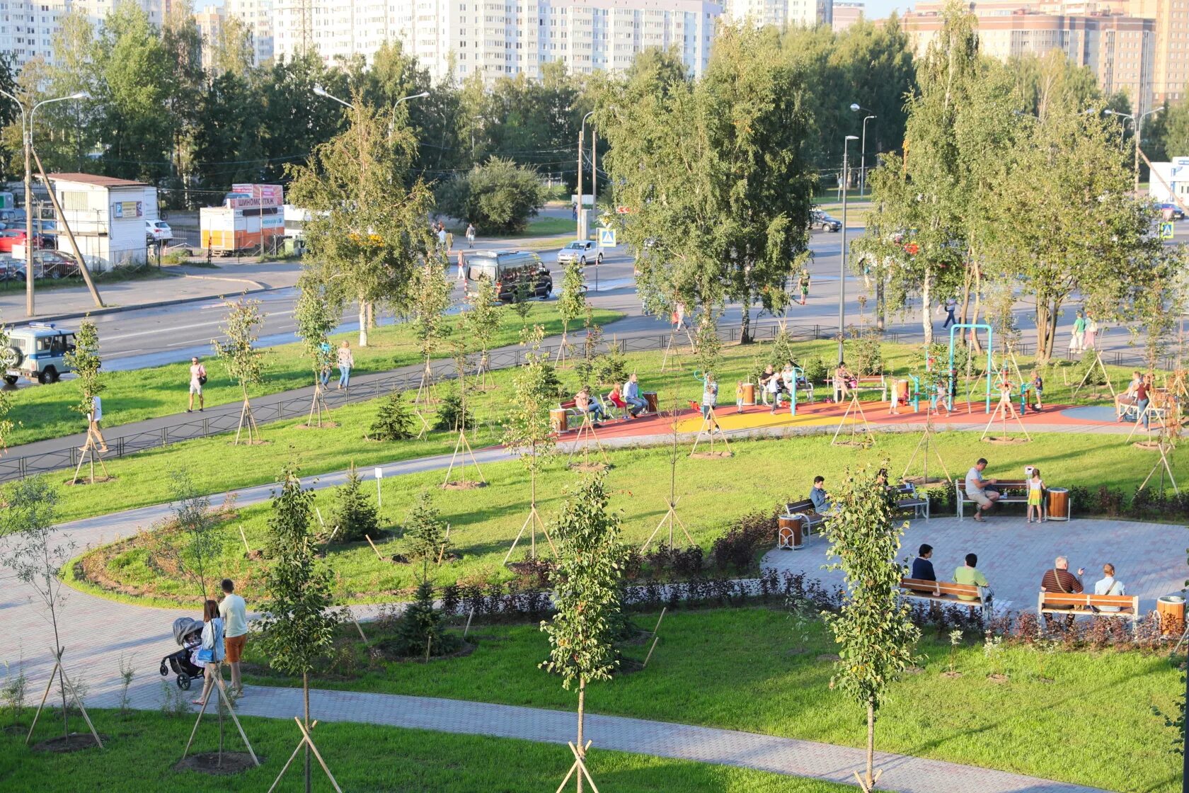 Парк комендантский проспект. Спортивный двор. Комендантский проспект чистое небо. Сквер генерала селезнева санкт-петербург. Парк комендантский проспект.