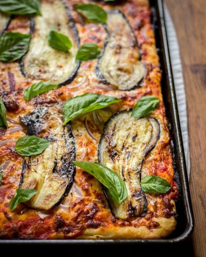 Eggplant pizza. Пицца с баклажанами. пицца с баклажанами и помидорами. pizza с баклажаном. веганская пицца с баклажанами и грибами.
