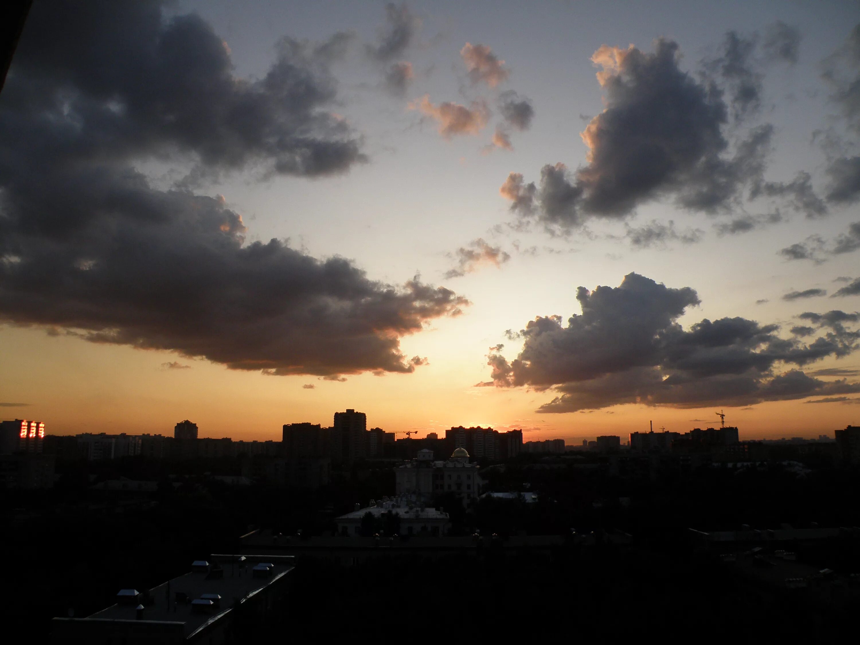 Закат закончил летний теплый вечер. Закат окончил теплый летний вечер. Закат закончил летний теплый вечер. Закат окончил теплый летний вечер. Закат.