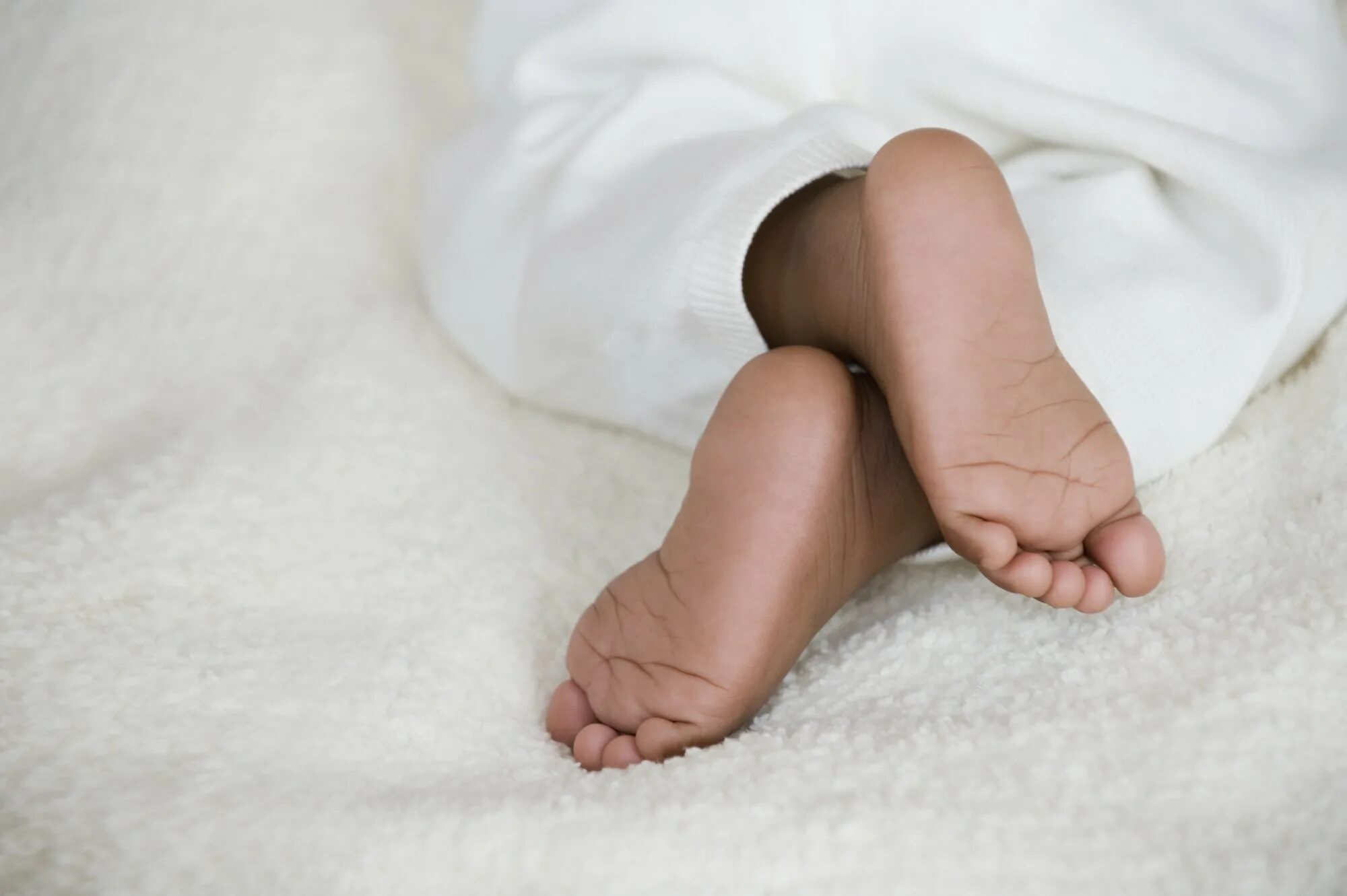 Ножки в 6 месяцев. Новорожденный скрещивает ножки. Младенец перекрещивает ноги. Новорожденный ребенок перекрещивает ноги. Ребенок скрещивает ноги 6 месяцев.
