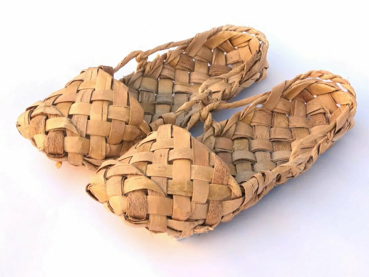 Лапти сбоку. Как выглядят лапти. Онучи и лапти. Лапти сбоку. Как выглядят лапти.