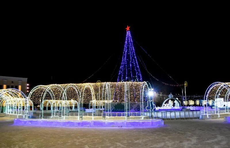 зима киров новый год. киров театральная площадь зима. театральная площадь киров 2022. новогодний киров вятка. театральная площадь киров новый год 2023.