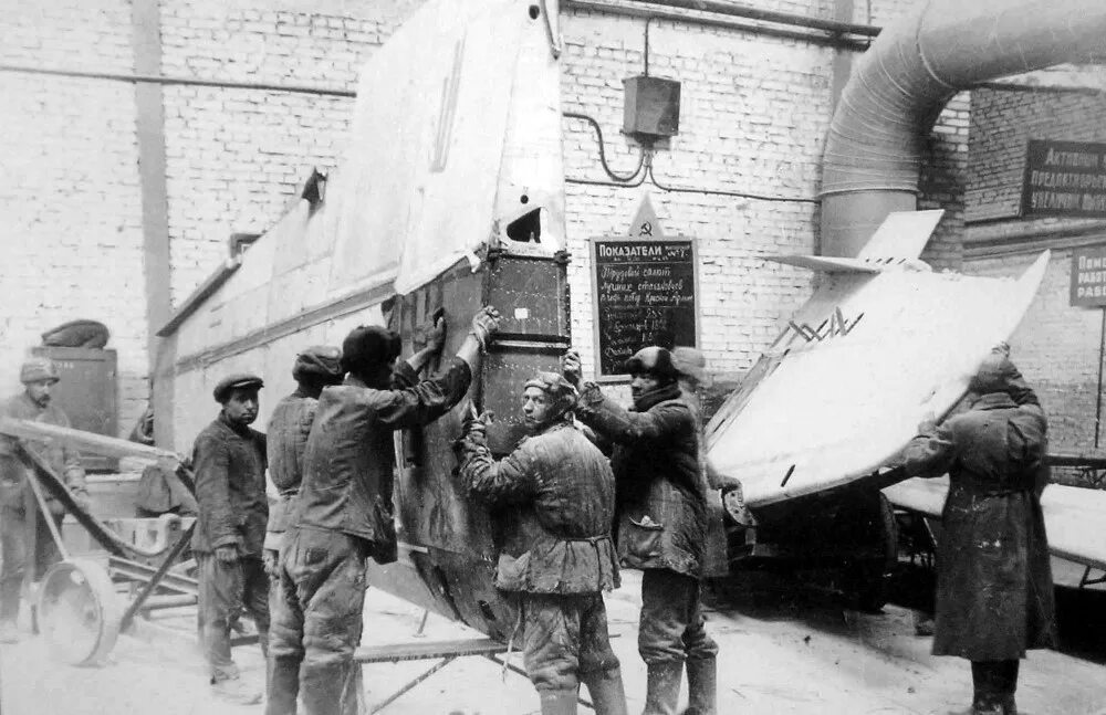 Авиационный завод Куйбышев 1941 г. Самара в годы войны 1941-1945. Завод имени Фрунзе в Куйбышеве в 1941 г. Заводы эвакуированные в годы войны в Куйбышев. Куйбышев в великую отечественную