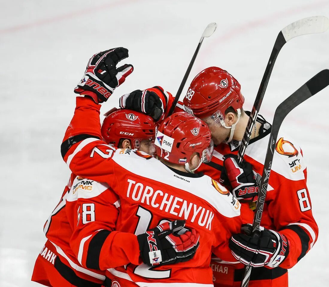 Когда. Автомобилист и трактор хоккей. Трактор автомобилист. Трактор челябинск. Хохряков хоккеист.