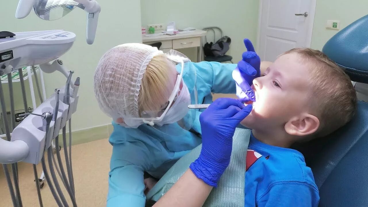 Наркоз ребенку в год. Ребенок у стоматолога. Наркоз в стоматологии для детей. Ребенок на приеме у стоматолога.