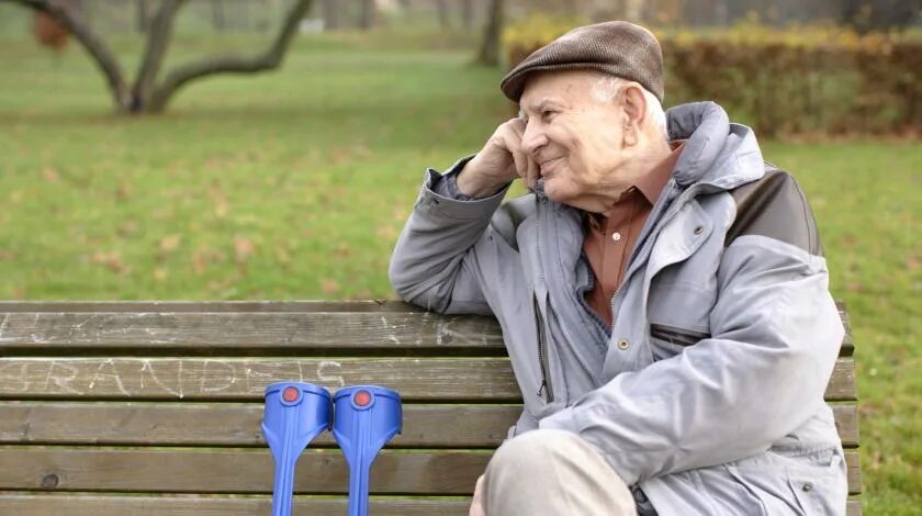 старость. старик на дороге. мужчина на осенней аллее. пикет у посольства в москве. человек в тумане.