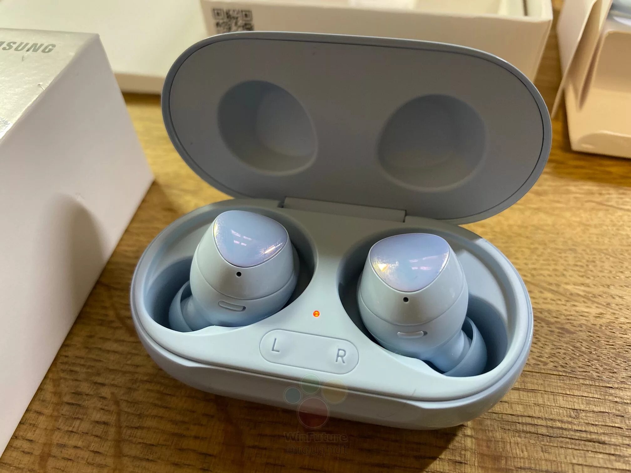 Tws galaxy buds. Samsung Galaxy Buds Plus. Samsung Galaxy Buds 1. TWS Samsung Galaxy Buds. Наушники Samsung Galaxy Buds 1.