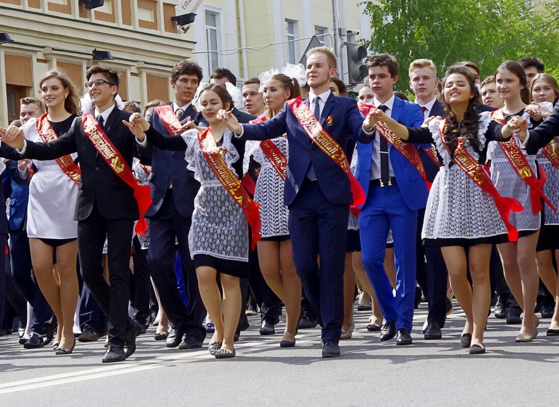 Школьники выпускной. Последний звонок 11 класс. Выпускники сш. Выпускники сш. Школьники выпускной.