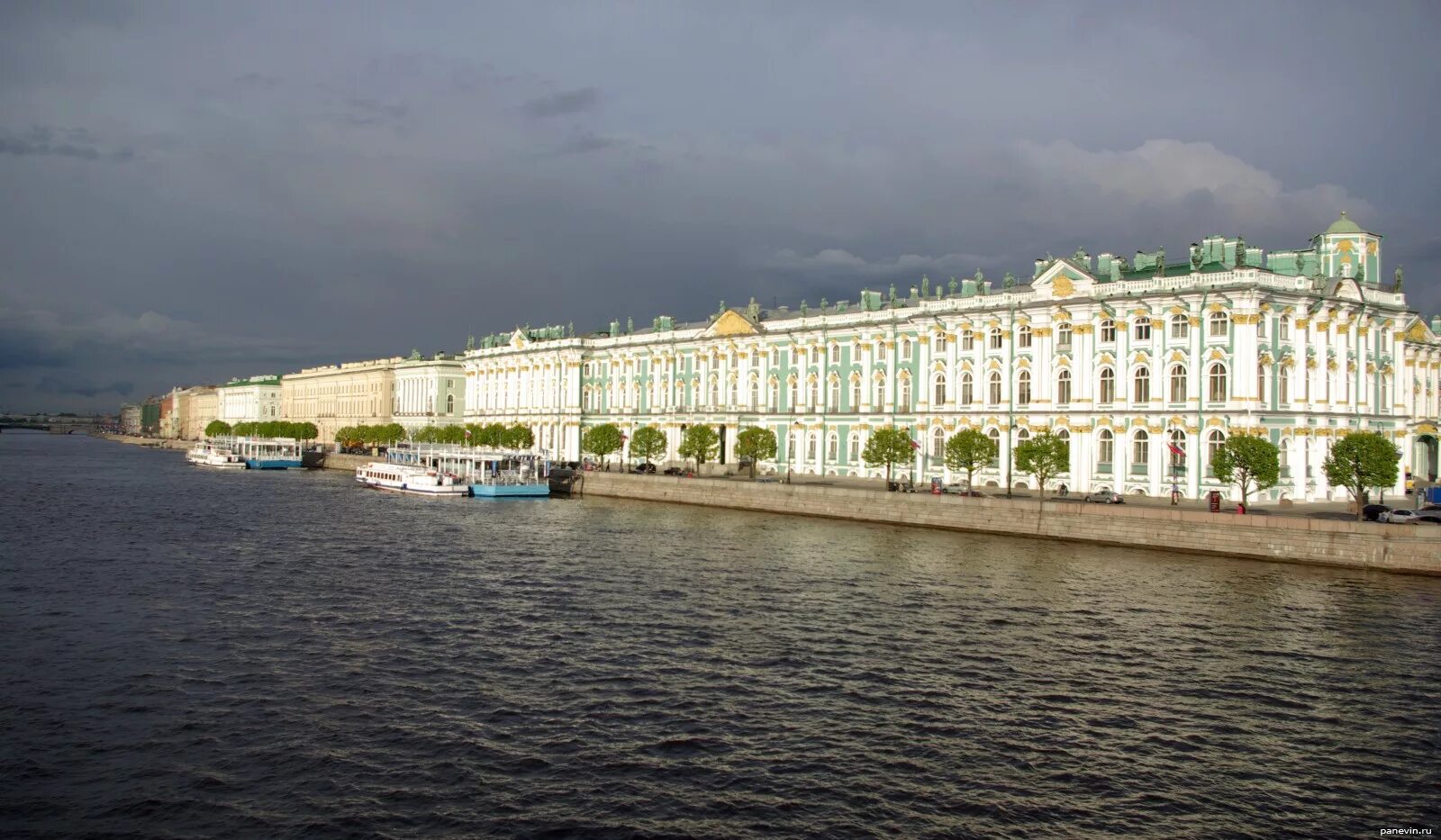 Санкт петербургский театр на неве. Дворцовая набережная с Невы. Набережная Невы у зимнего дворца. Эрмитаж. Набережная Невы. Дворцовая Пристань в Санкт-Петербурге Санкт-Петербург.