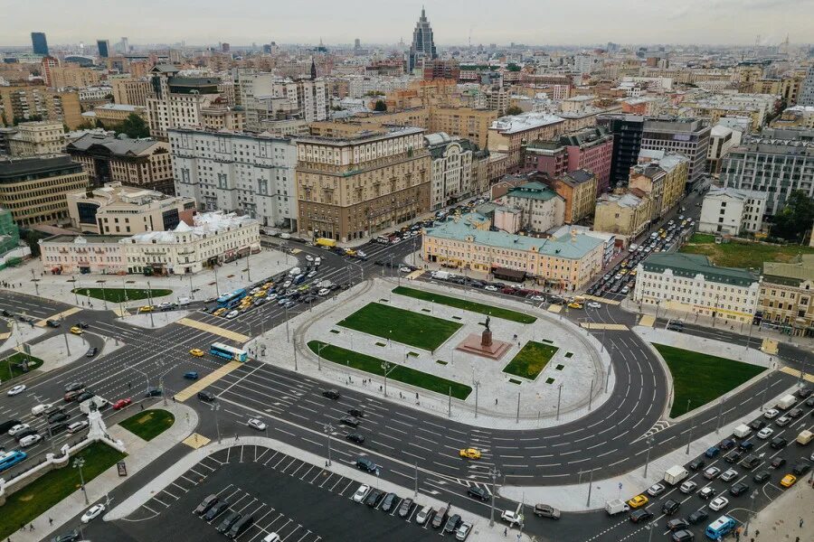 Площадь тверской заставы фото. Памятник на площади Тверской заставы. Варламов площадь Тверской заставы. Памятник на площади белорусского вокзала в Москве. Площадь Тверской заставы ТЦ.